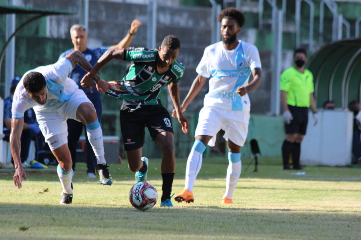 Estádio de Arapongas recebeu partida da primeira rodada do Paranaense (Foto: Rodrigo Araújo / Maringá FC)