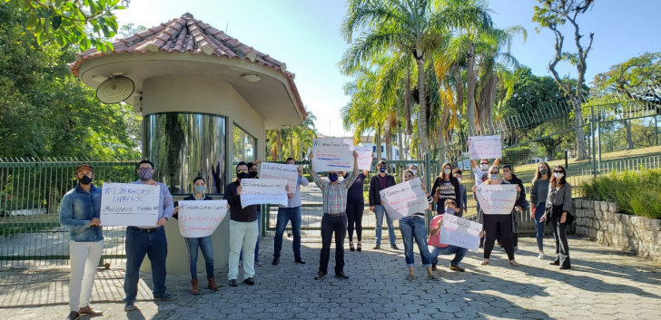 Ato dos empresários de escolas profissionalizantes nesta quinta, defronte à casa do governador em Florianópolis / Divulgação