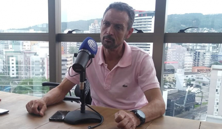 Evandro Guimarães em entrevista à Rádio Som Maior em janeiro / Arquivo / 4oito