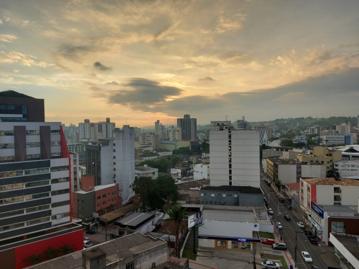 Fim de tarde desta quinta em Criciúma / Foto: Denis Luciano / 4oito