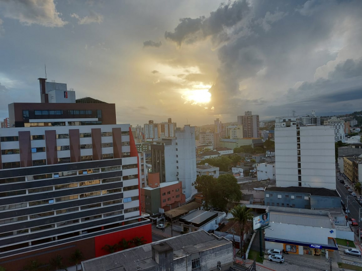 Fim de tarde com sol entre nuvens nesta sexta em Criciúma / Foto: Denis Luciano / 4oito