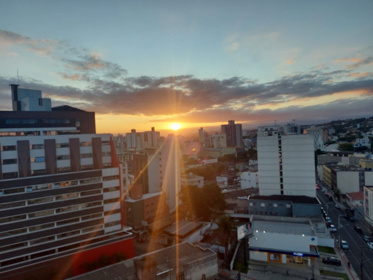 O bonito entardecer desta segunda em Criciúma / Foto: Denis Luciano / 4oito