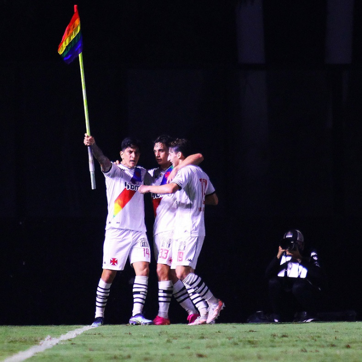 Cano empunhou a bandeira do arco íris após gol contra o Brusque (Foto: Lucas Gabriel Cardoso / O Cancheiro)