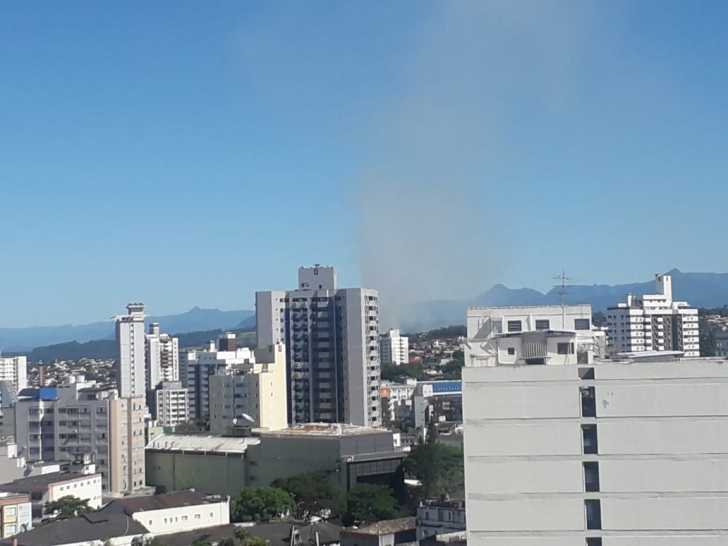 Coluna de fumaça vista na manhã desta quinta. Mais uma ocorrência / Foto: Denis Luciano / 4oito