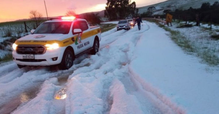 Gelo acumulado na SC-120 em Curitibanos nesta sexta / Foto: PMRv / Divulgação