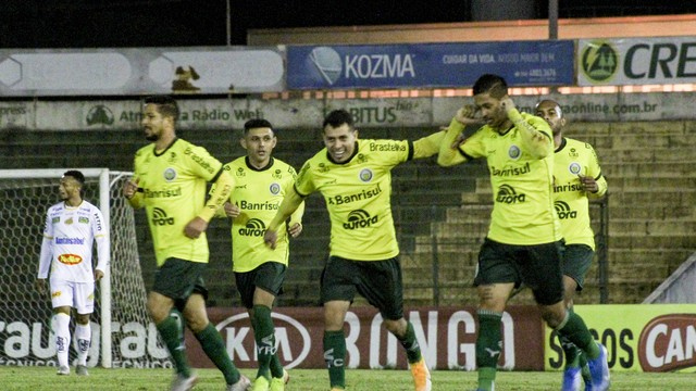 Jogadores do Ypiranga comemoram um dos gols do triunfo sobre o Novorizontino