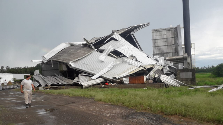 Pavilhão destruído pelo vento em Meleiro / Divulgação