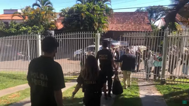 Polícia Federal deixando casa do blogueiro Allan dos Santos após cumprir mandado de busca e apreensão / Foto: Reprodução