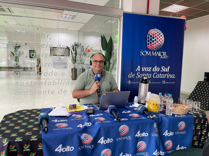 Denis Luciano apresentou o Ponto Final direto da Unesc / Foto: Marcelo Roque / Rádio Som Maior