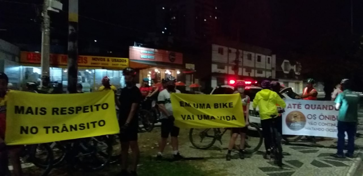 Ciclistas protestaram na noite desta quarta, depois de mais uma morte / Foto: Eduardo Schaucoski / Especial / 4oito