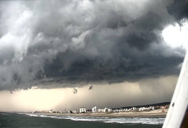 Momento do temporal na tarde desta segunda em Balneário Rincão / Foto: Veja o Mar