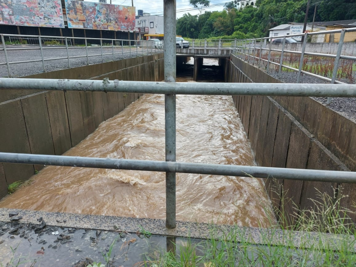 Rio Criciúma entre as ruas Vitório Serafim e Araranguá / Foto: Denis Luciano / 4oito