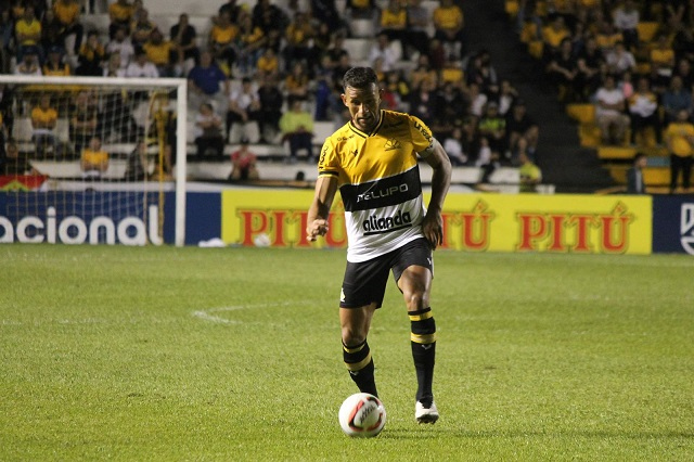 O zagueiro e capitão, Rodrigo permanecerá no clube até o fim da temporada. Foto: Celso da Luz/ Criciúma E.C