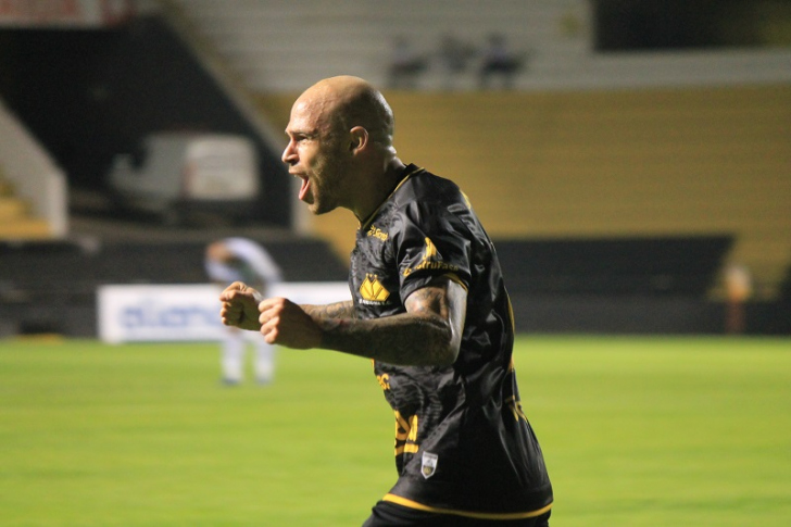 Silvinho comemora o primeiro gol contra o São José (Foto: Celso da Luz / Criciúma EC)