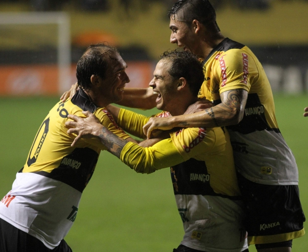 Silvinho comemora gol com Paulo Baier em 2014 (Foto: Arquivo / Fernando Ribeiro / Criciúma EC)