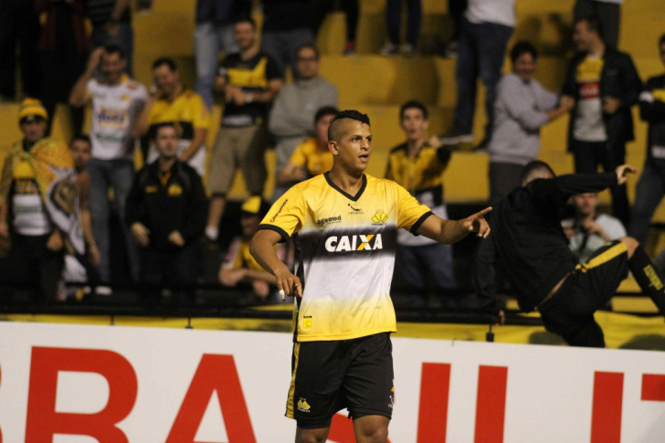 Lucão garantiu a vitória carvoeira com dois dos três gols do Criciúma (foto: Caio Marcelo)