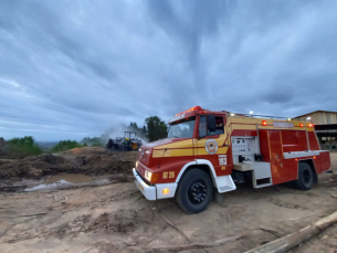 Notícia - Trator carregado de madeira pega fogo em Treze de Maio 