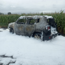 Notícia - Jeep é destruído por incêndio em Içara