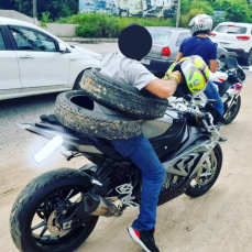 Notícia - Motociclista é visto levando pneus de um jeito diferente