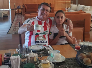 Notícia - Bolsonaro posta foto com camisa de time tubaronense