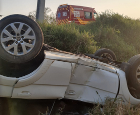 Notícia - Homem fica ferido após capotar o carro