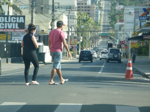 Notícia - Alguns com máscara, outros se exercitando... o povo na rua