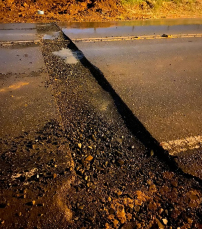 Notícia - Corte no asfalto e carro danificado na Alexandre Beloli