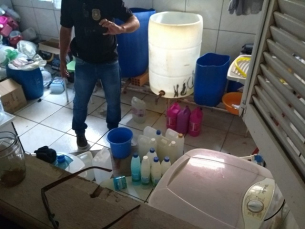 Notícia - Fábrica clandestina de álcool gel é fechada em Criciúma