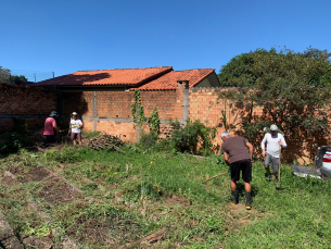 Notícia - Comunidade renova canteiros de horta comunitária em Araranguá