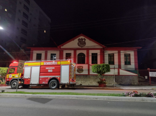 Notícia - Bombeiros combatem incêndio em escola de Orleans