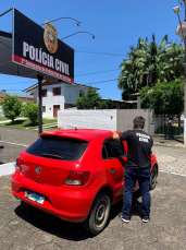 Notícia - Policiais recuperam carro apropriado por chapeador em Criciúma