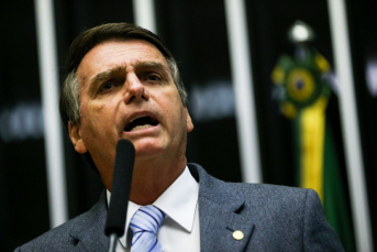 Notícia - Bolsonaro diz que usará decreto para conceder posse de arma