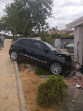 Notícia - Motorista embriagado bate em muro em Morro da Fumaça