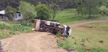 Notícia - Caminhão do lixo cai em ribanceira em Bom Jardim da Serra 