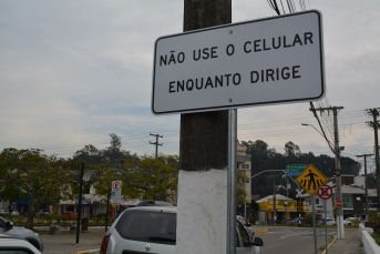 Notícia - Placas educativas no trânsito são colocadas em Morro da Fumaça