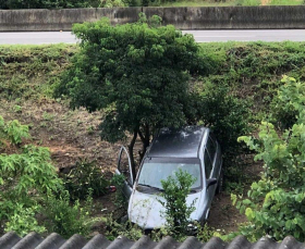 Notícia - Em Laguna, carro com três pessoas sai da pista e capota 