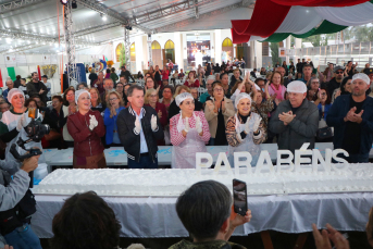 Notícia - Corte de bolo marca segundo dia de Festa da Gastronomia Típica Italiana