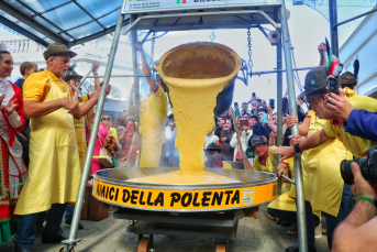 Notícia - Tombo da polenta abre a programação no terceiro dia da festa da Gastronomia 