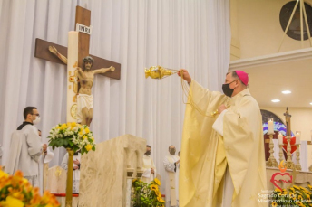 Notícia - Devotos participam da terceira noite da Festa da Misericórdia no Santuário SCMJ