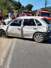 Notícia - Carro bate em poste e muro deixando duas mulheres feridas