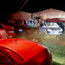 Notícia - PM interrompe festa clandestina, apreende drogas e prende duas pessoas