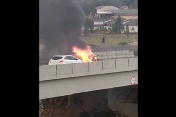 Notícia - Carro pega fogo na BR-101