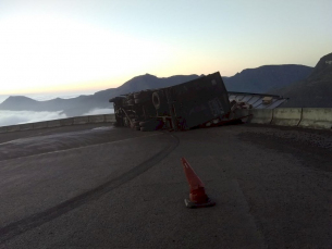 Notícia - Caminhão sofre acidente na Serra da Rocinha