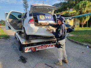 Notícia - PRF apreende 178 kg de maconha em carro com placas de Criciúma