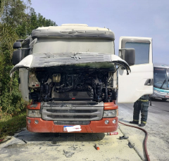 Notícia - Cabine de carreta pega fogo na BR-101 em Criciúma