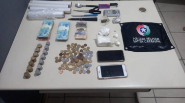 Notícia - PM prende homem com drogas e mais de R$ 13 mil