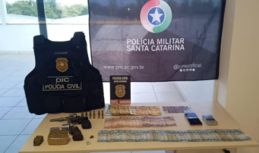 Notícia - Com armas, munições e mais de 200 gramas de maconha, homem é preso durante operação em Araranguá