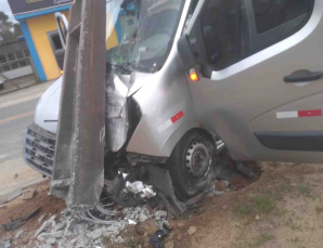 Notícia - Veículo que transportava funcionários colide e deixa dez feridos