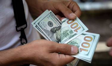 Notícia - Dólar fecha a R$ 5,74 e tem maior alta semanal em nove meses