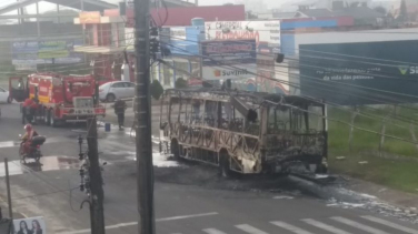 Notícia - Ônibus é consumido pelas chamas em Arroio do Silva